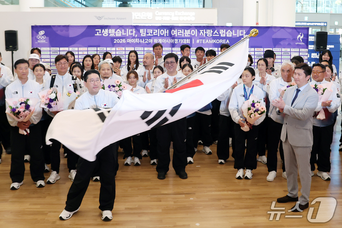 (인천공항=뉴스1) 김진환 기자 = 이상현 2026 아이치·나고야 아시안게임 대한민국 선수단장이 5일 오후 인천국제공항 제2터미널에서 열린 선수단 해단식에서 선수단기를 흔들고 있다 …