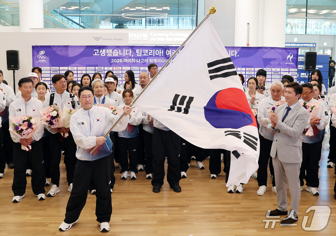 (인천공항=뉴스1) 김진환 기자 = 이상현 2026 아이치·나고야 아시안게임 대한민국 선수단장이 5일 오후 인천국제공항 제2터미널에서 열린 선수단 해단식에서 선수단기를 흔들고 있다 …