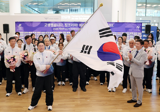 선수단기 흔드는 이상현 선수단장