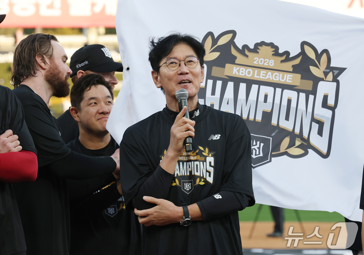 (수원=뉴스1) 김영운 기자 = KT위즈 이강철 감독이 5일 오후 경기 수원시 장안구 KT위즈파크에서 열린 '2026 신한 SOL 뱅크 KBO리그' 롯데 자이언츠와 KT 위즈의 경 …