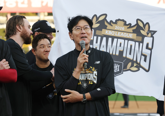 'KS 직행' 이강철 감독 "원팀으로 목표 달성…더 높은 곳 바라본다"