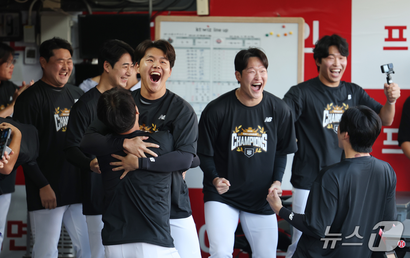 (수원=뉴스1) 김영운 기자 = 5일 오후 경기 수원시 장안구 KT위즈파크에서 열린 '2026 신한 SOL 뱅크 KBO리그' 롯데 자이언츠와 KT 위즈의 경기 종료 후 정규시즌 우 …