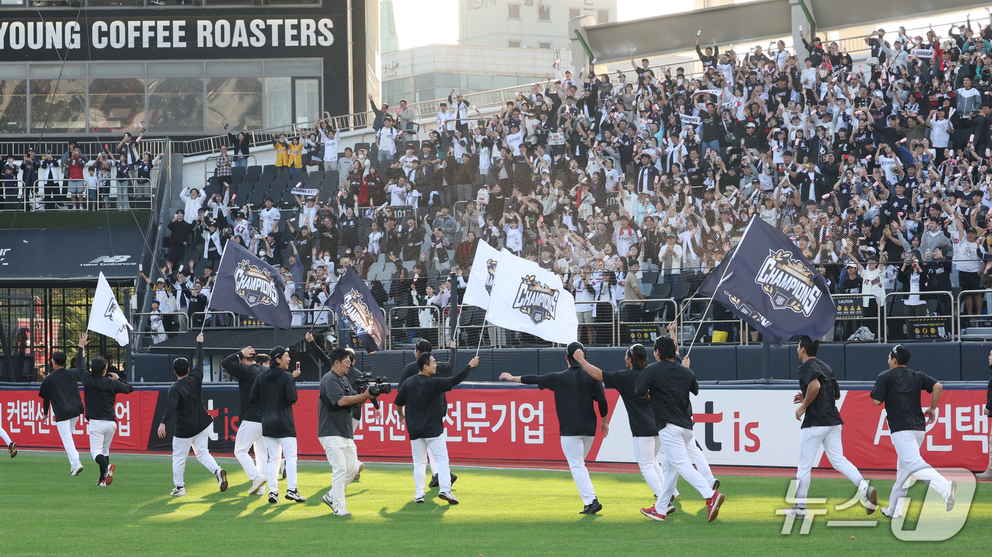 (수원=뉴스1) 김영운 기자 = 5일 오후 경기 수원시 장안구 KT위즈파크에서 열린 '2026 신한 SOL 뱅크 KBO리그' 롯데 자이언츠와 KT 위즈의 경기 종료 후 KT 선수들 …