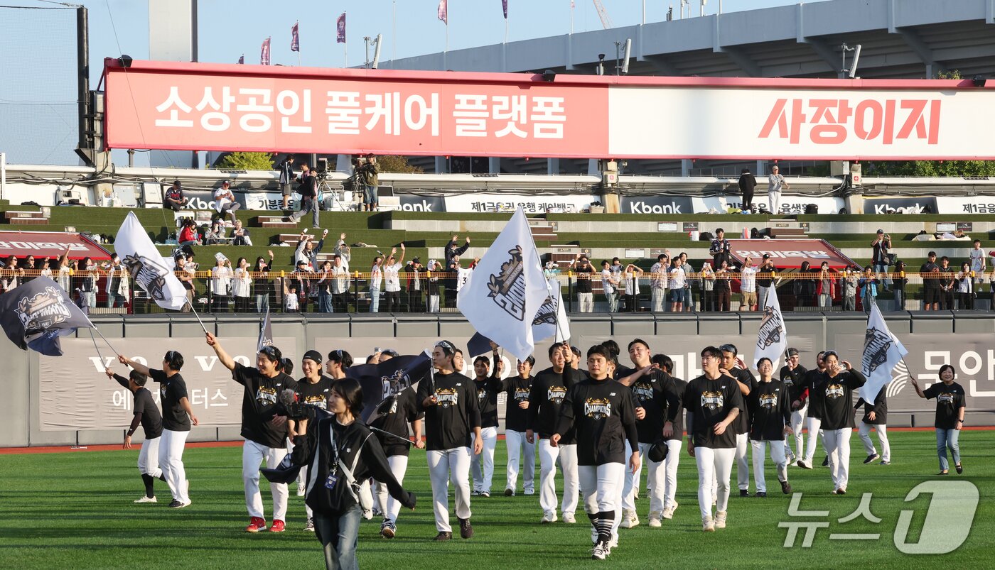 본문 이미지 - 5일 오후 경기 수원시 장안구 KT위즈파크에서 열린 '2026 신한 SOL 뱅크 KBO리그' 롯데 자이언츠와 KT 위즈의 경기 종료 후 KT 선수들이 기쁨을 나누고 있다.  2026.10.5 ⓒ 뉴스1 김영운 기자