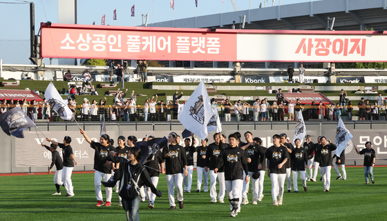 정규시즌 우승 기쁨 나누는 KT위즈 선수들
