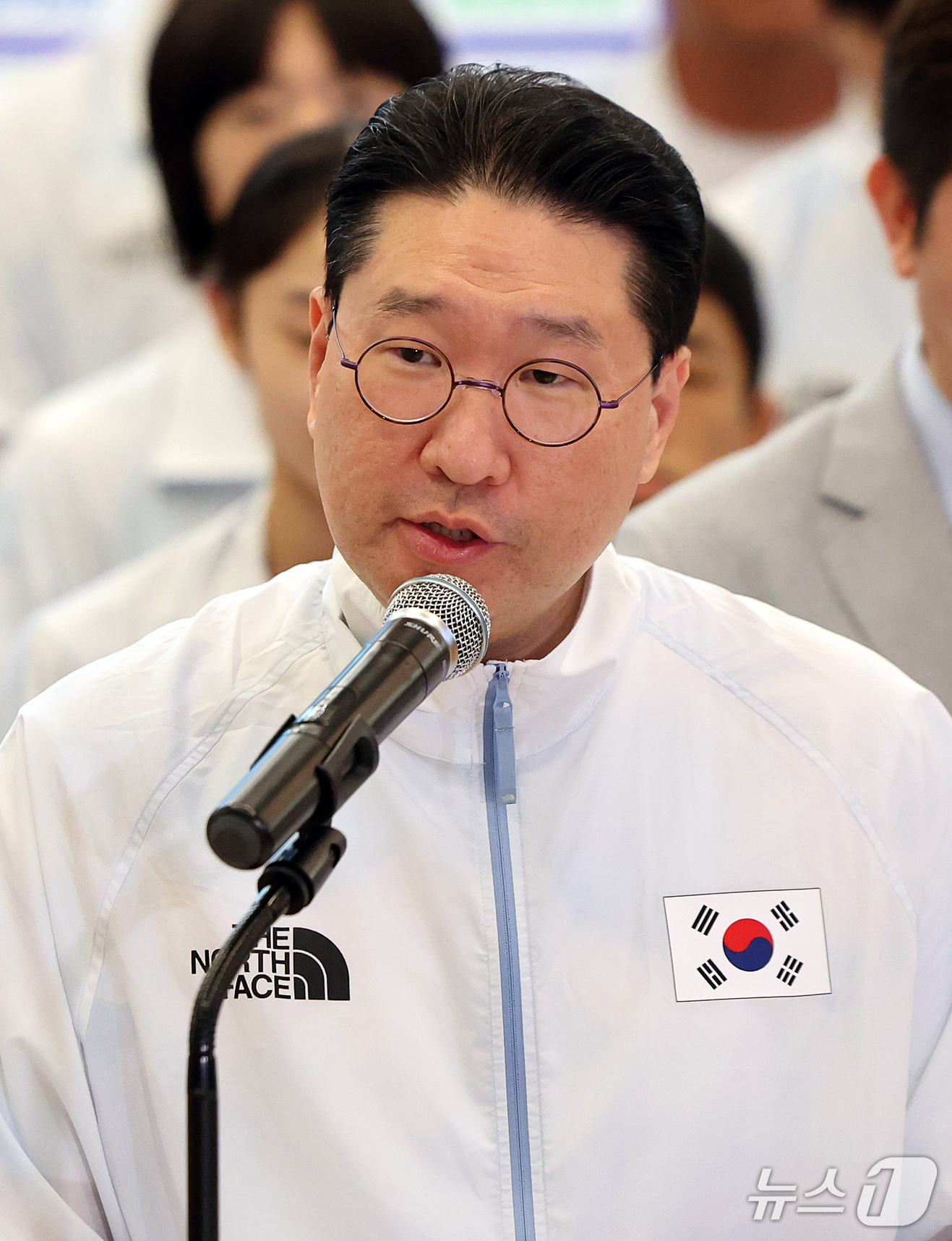 (인천공항=뉴스1) 김진환 기자 = 이상현 2026 아이치·나고야 아시안게임 대한민국 선수단장이 5일 오후 인천국제공항 제2터미널에서 열린 선수단 해단식에서 선수단 보고를 하고 있 …