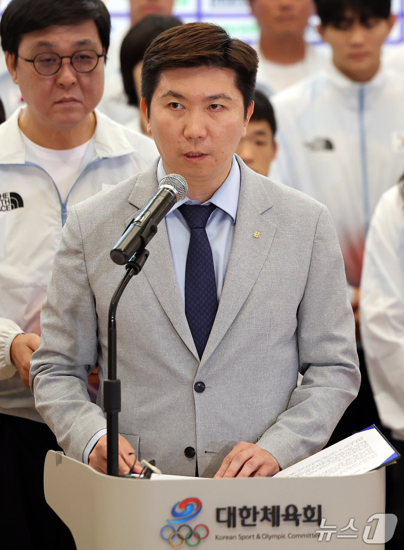 (인천공항=뉴스1) 김진환 기자 = 유승민 대한체육회장이 5일 오후 인천국제공항 제2터미널에서 열린 2026 아이치·나고야 아시안게임에 출전한 대한민국 국가대표 선수단 해단식에서 …
