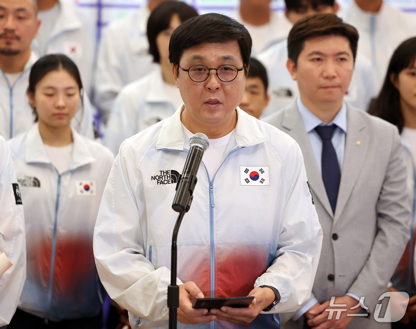 (인천공항=뉴스1) 김진환 기자 = 최휘영 문화체육관광부 장관이 5일 오후 인천국제공항 제2터미널에서 열린 2026 아이치·나고야 아시안게임에 출전한 대한민국 국가대표 선수단 해단 …
