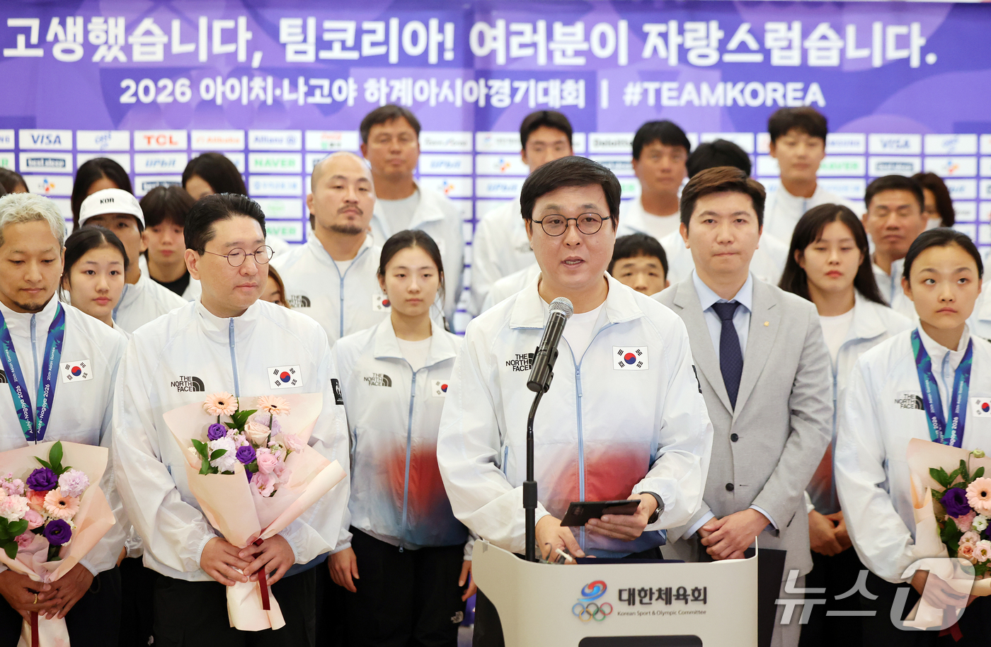 (인천공항=뉴스1) 김진환 기자 = 최휘영 문화체육관광부 장관이 5일 오후 인천국제공항 제2터미널에서 열린 2026 아이치·나고야 아시안게임에 출전한 대한민국 국가대표 선수단 해단 …