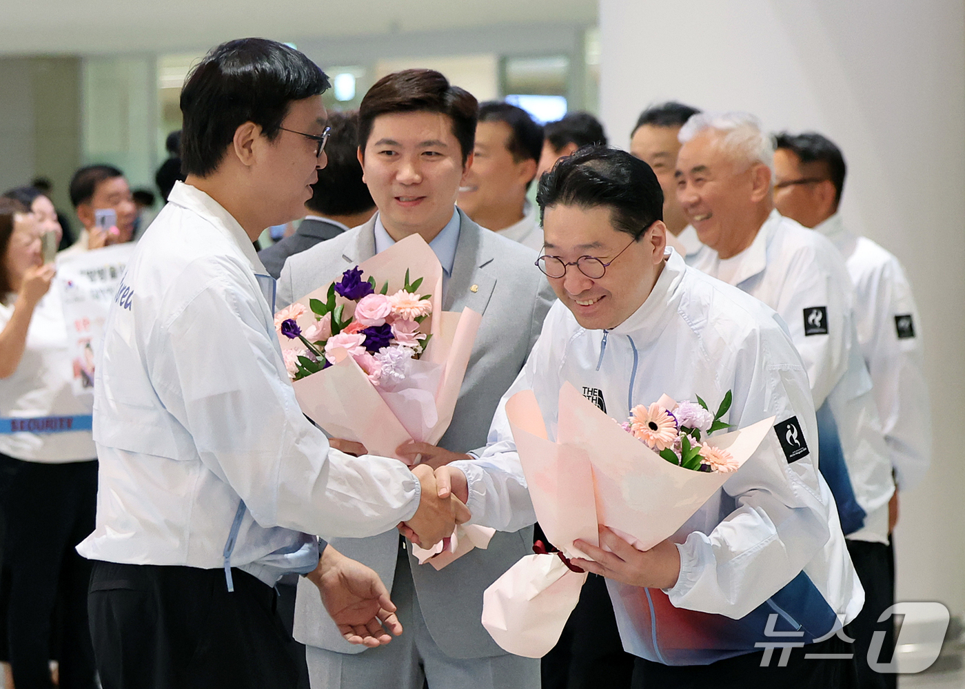 (인천공항=뉴스1) 김진환 기자 = 이상현 선수단장이 5일 오후 인천국제공항 제2터미널에서 열린 2026 아이치·나고야 아시안게임에 출전한 대한민국 국가대표 선수단 해단식에서 최휘 …