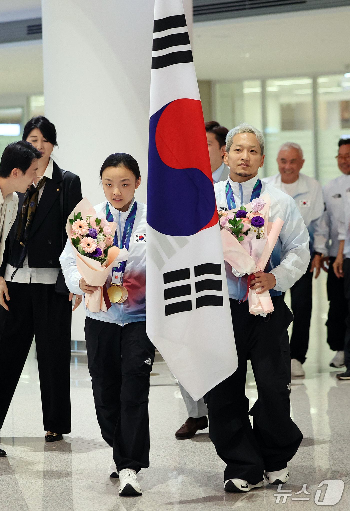 (인천공항=뉴스1) 김진환 기자 = 2026 아이치·나고야 아시안게임에 출전한 스포츠클라이밍 국가대표 서채현(왼쪽)과 브레이킹 국가대표 김홍열(홍텐)이 5일 오후 인천국제공항 제2 …