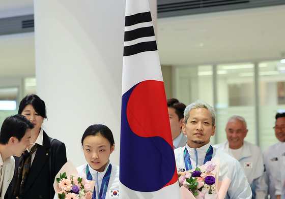 밝은 표정으로 귀국하는 서채현·김홍열