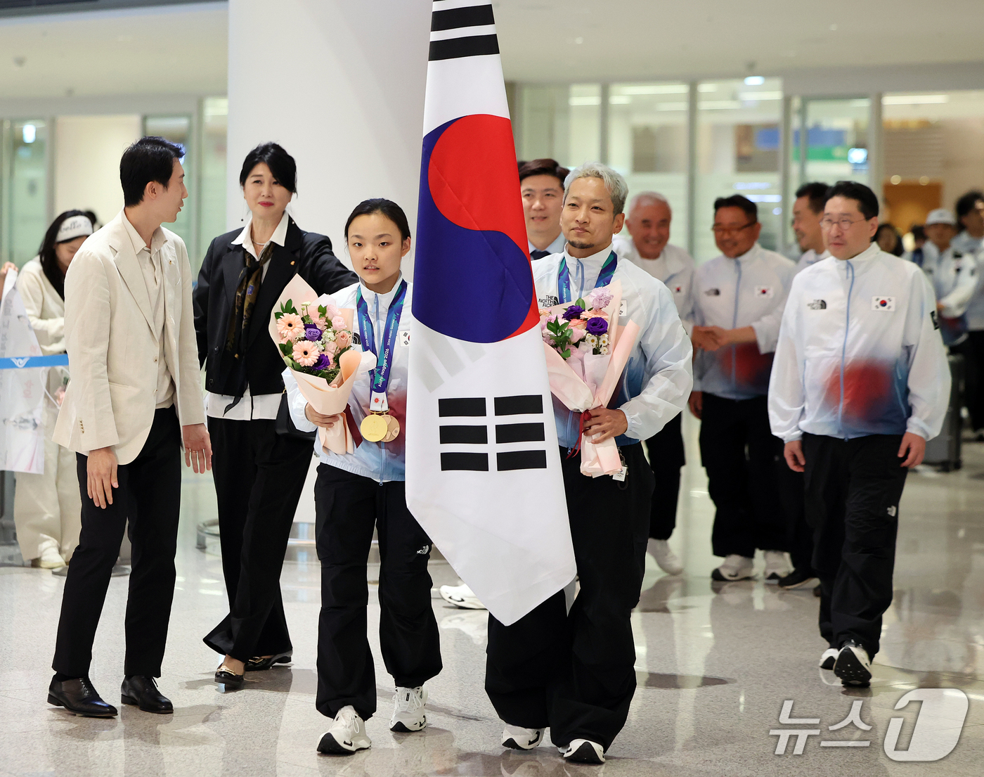(인천공항=뉴스1) 김진환 기자 = 2026 아이치·나고야 아시안게임에 출전한 스포츠클라이밍 국가대표 서채현(왼쪽)과 브레이킹 국가대표 김홍열(홍텐)이 5일 오후 인천국제공항 제2 …