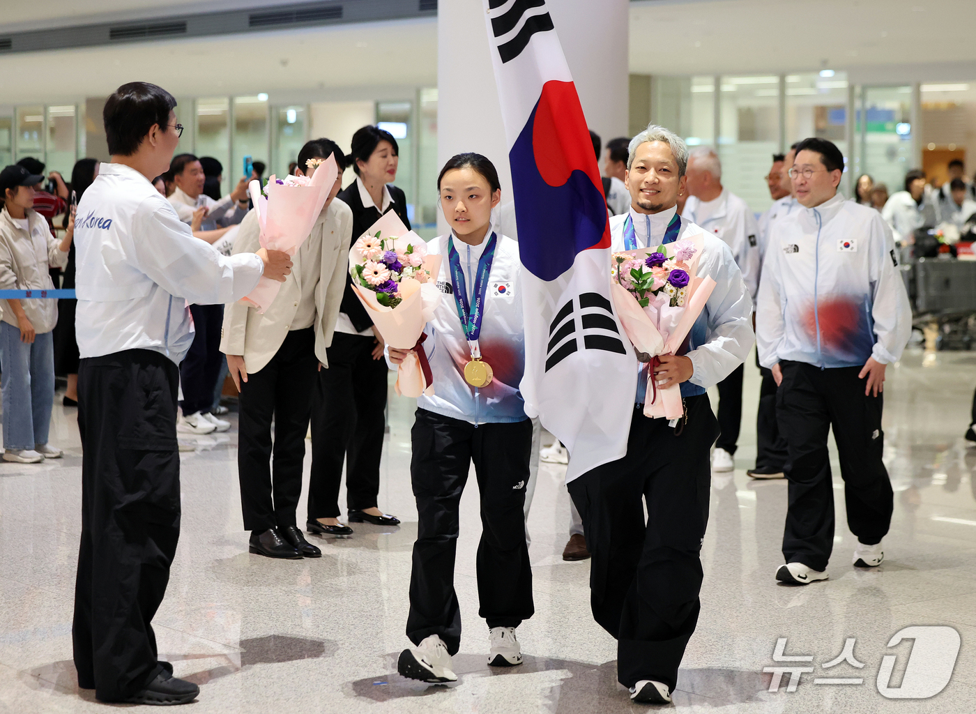 (인천공항=뉴스1) 김진환 기자 = 2026 아이치·나고야 아시안게임에 출전한 스포츠클라이밍 국가대표 서채현(왼쪽)과 브레이킹 국가대표 김홍열(홍텐)이 5일 오후 인천국제공항 제2 …