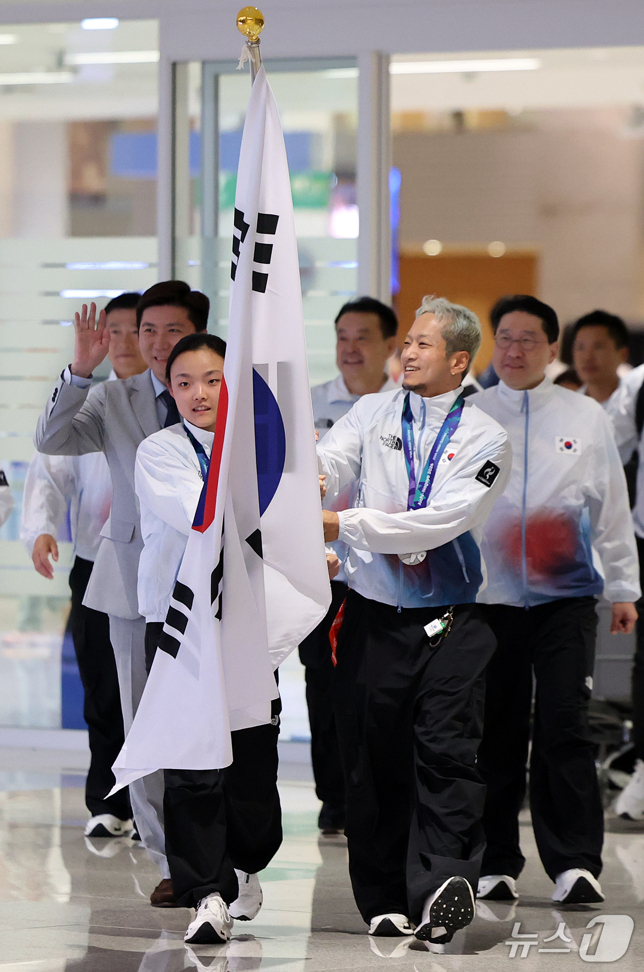 (인천공항=뉴스1) 김진환 기자 = 2026 아이치·나고야 아시안게임에 출전한 스포츠클라이밍 국가대표 서채현(왼쪽)과 브레이킹 국가대표 김홍열(홍텐)이 5일 오후 인천국제공항 제2 …