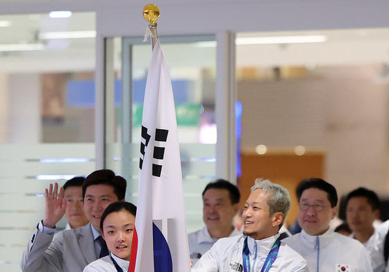 밝은 표정으로 귀국하는 서채현·김홍열
