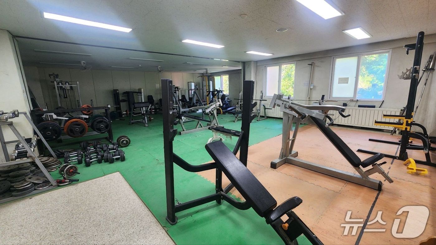 본문 이미지 - 경기도 양평군 육군 제11사단 예하 공간력 혁신 시범사업 부대의 기존 체력단련실 모습. ⓒ 뉴스1(육군 제공)
