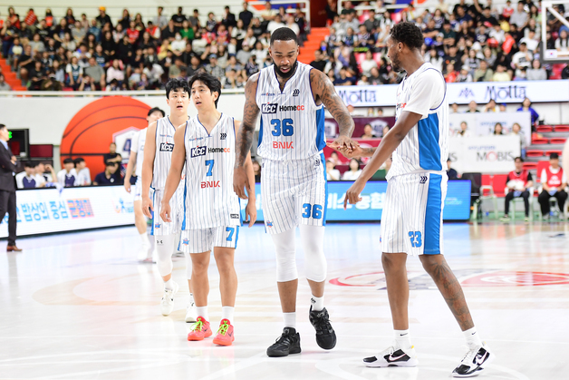 '디펜딩 챔피언' KCC, 현대모비스 꺾고 시즌 첫 승리…롱·킹 57점 합작