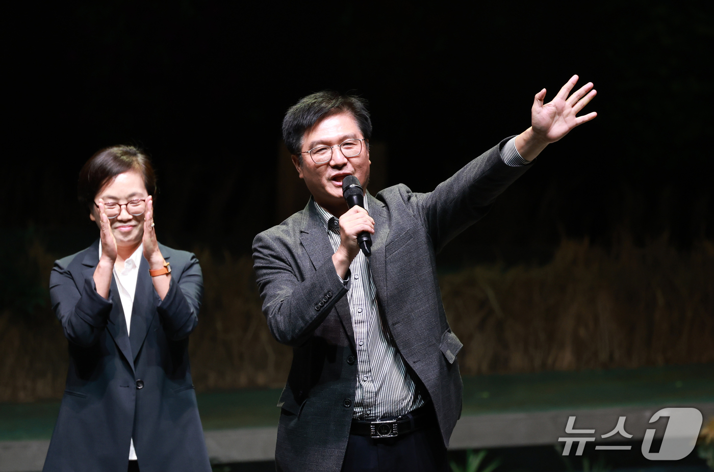 (서울=뉴스1) 이호윤 기자 = 채원배 뉴스1 전무이사가 5일 서울 강남구 예림당 아트홀에서 열린 어린이 가족 뮤지컬 '나는 반딧불' 마지막 공연이 끝나고 무대인사를 하고 있다.이 …