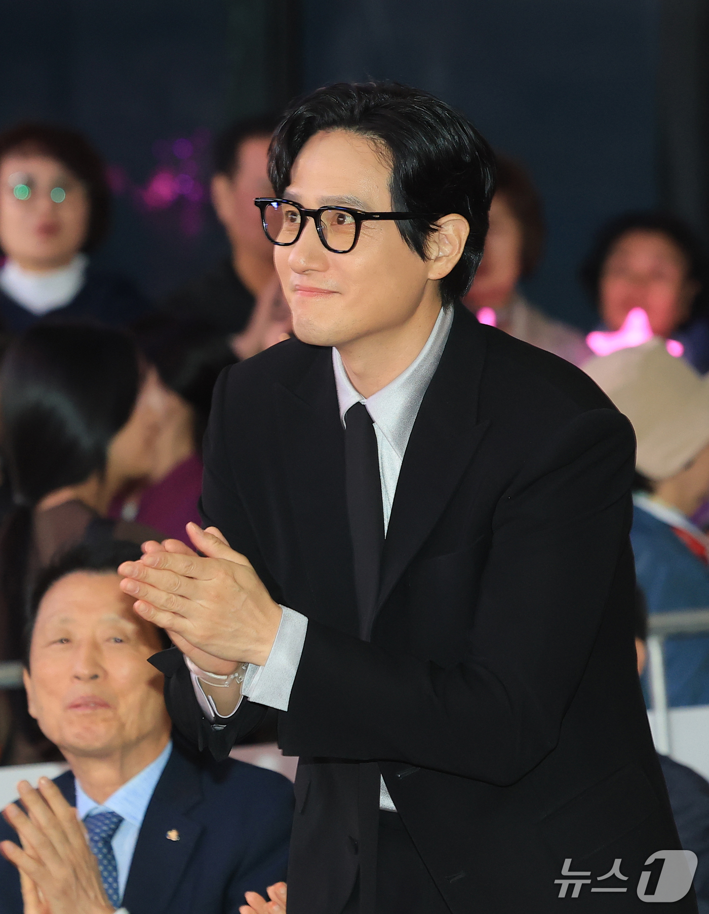 (부산=뉴스1) 권현진 기자 = 배우 박해준이 5일 부산 중구 비프광장 야외무대에서 열린 ‘제31회 부산국제영화제’ 전야제에 참석해 인사를 하고 있다. 2026.10.5/뉴스1