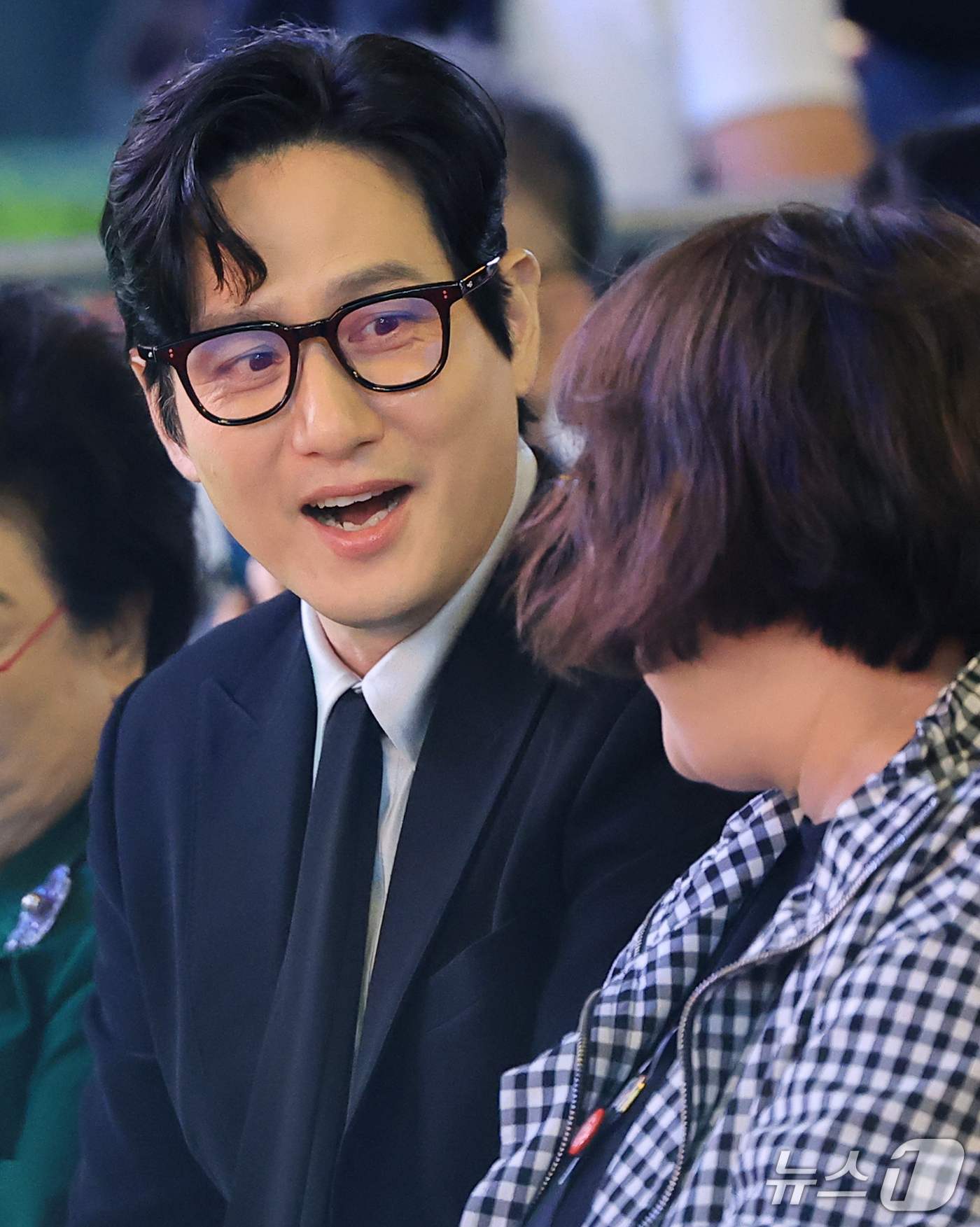 (부산=뉴스1) 권현진 기자 = 배우 박해준이 5일 부산 중구 비프광장 야외무대에서 열린 ‘제31회 부산국제영화제’ 전야제에 참석해 영화 관계자와 인사를 나누고 있다. 2026.1 …