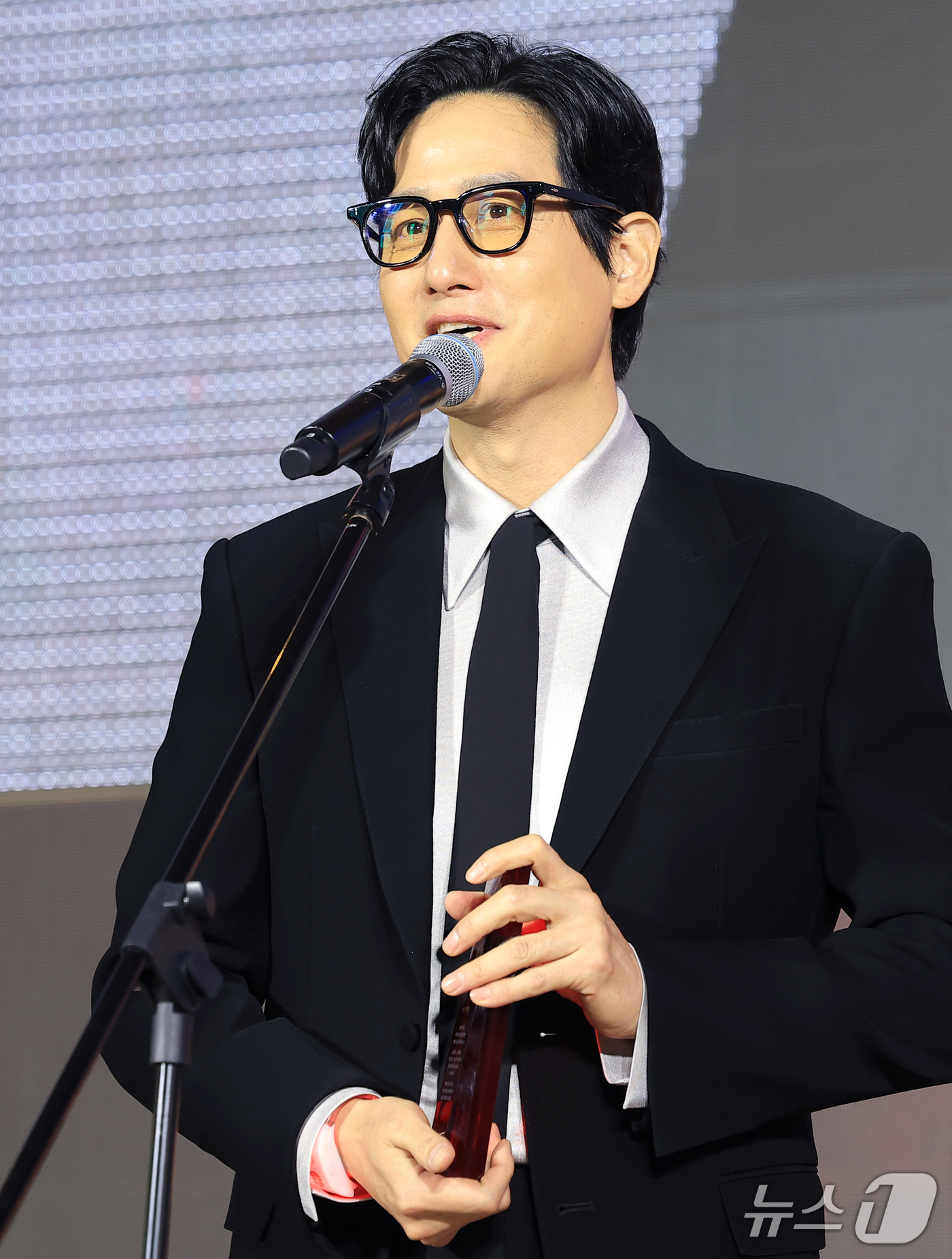 (부산=뉴스1) 권현진 기자 = 배우 박해준이 5일 부산 중구 비프광장 야외무대에서 열린 ‘제31회 부산국제영화제’ 전야제에 참석해 감사패를 받은 뒤 소감을 말하고 있다. 2026 …