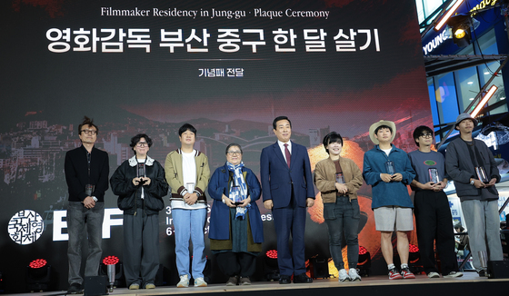 최진봉 중구청장, '영화감독 부산 한 달 살기' 감독들과 찰칵
