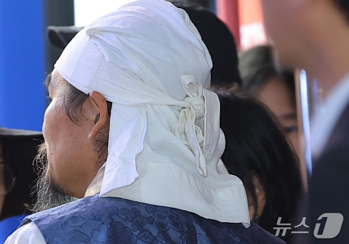 본문 이미지 - 김봉곤 훈장이 5일 부산 중구 비프광장 야외무대에서 열린 ‘제31회 부산국제영화제’ 전야제에서 MC를 맡은 딸 김다현을 뒤에서 묵묵히 지켜보고 있다. ⓒ 뉴스1 권현진 기자