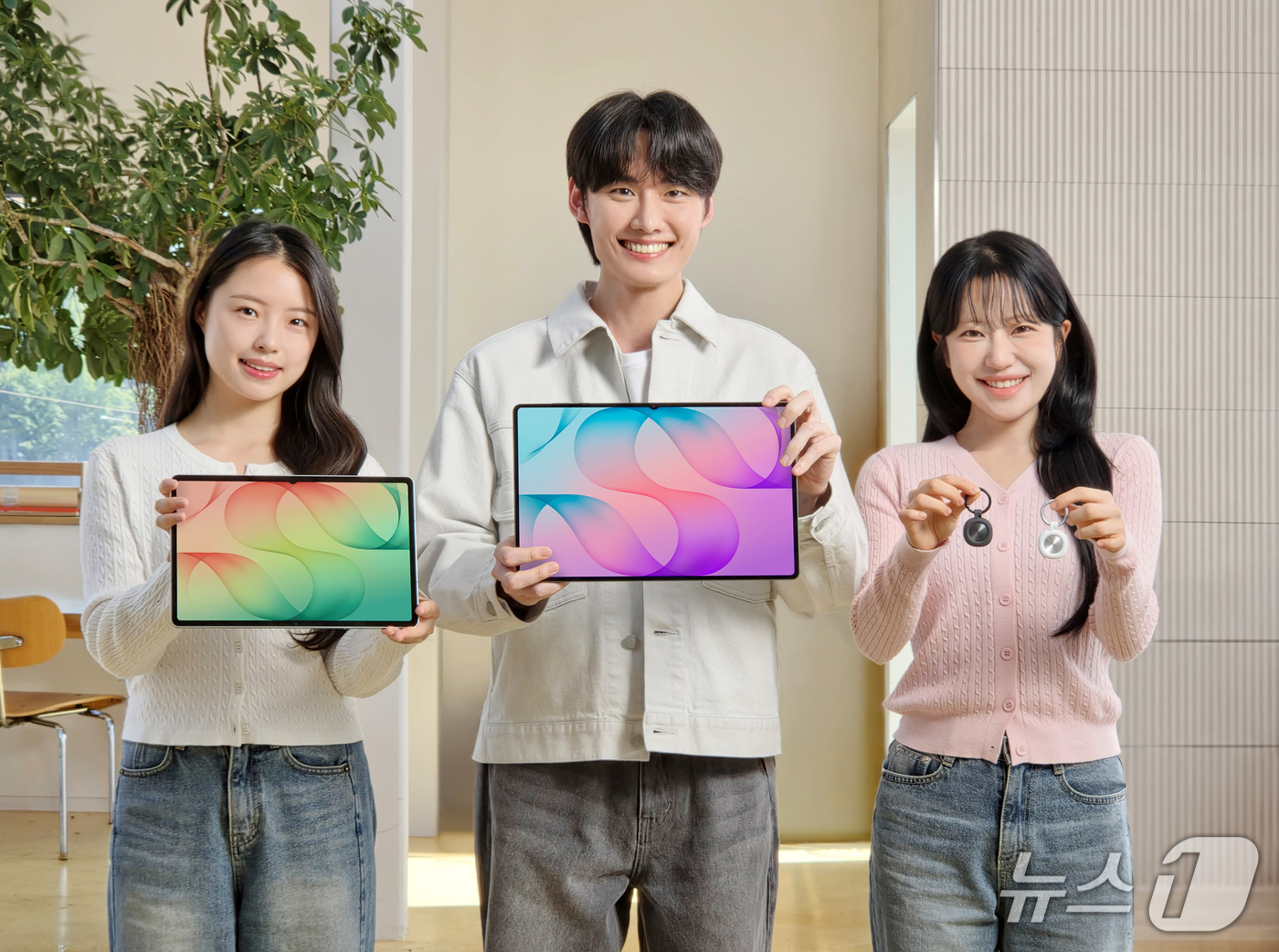 (서울=뉴스1) = 삼성전자가 오는 7일 '갤럭시 탭 S12 시리즈', '갤럭시 스마트태그3'를 국내 출시한다고 6일 밝혔다.갤럭시탭 S12 시리즈는 '갤럭시 AI' 기능과 필기 …