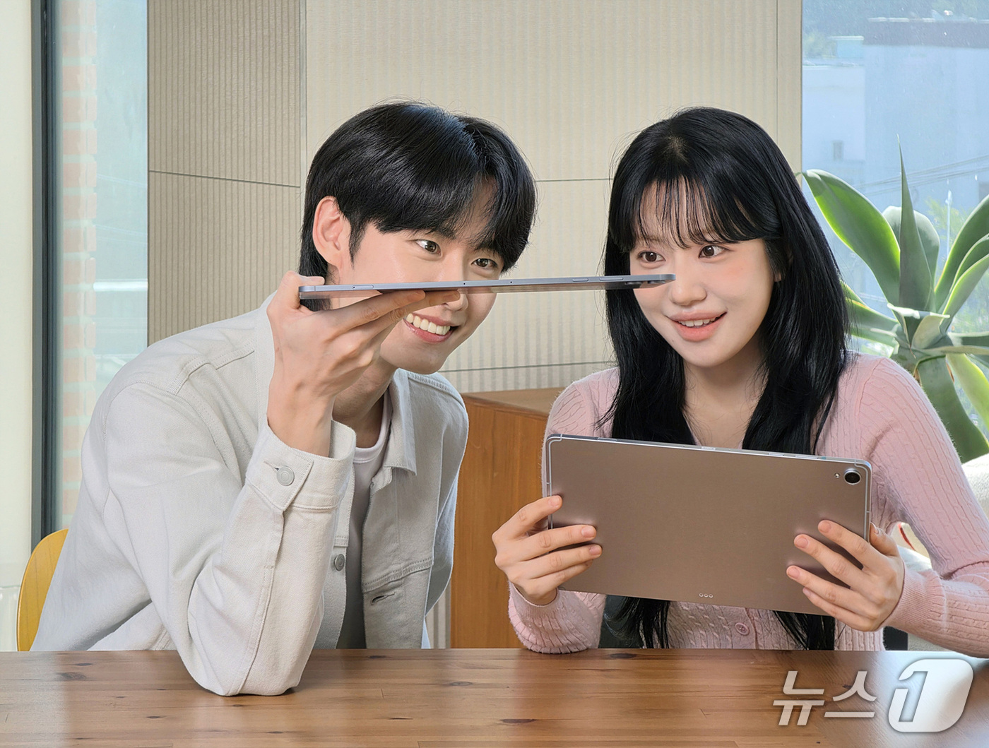 (서울=뉴스1) = 삼성전자가 오는 7일 '갤럭시 탭 S12 시리즈', '갤럭시 스마트태그3'를 국내 출시한다고 6일 밝혔다.갤럭시탭 S12 시리즈는 '갤럭시 AI' 기능과 필기 …