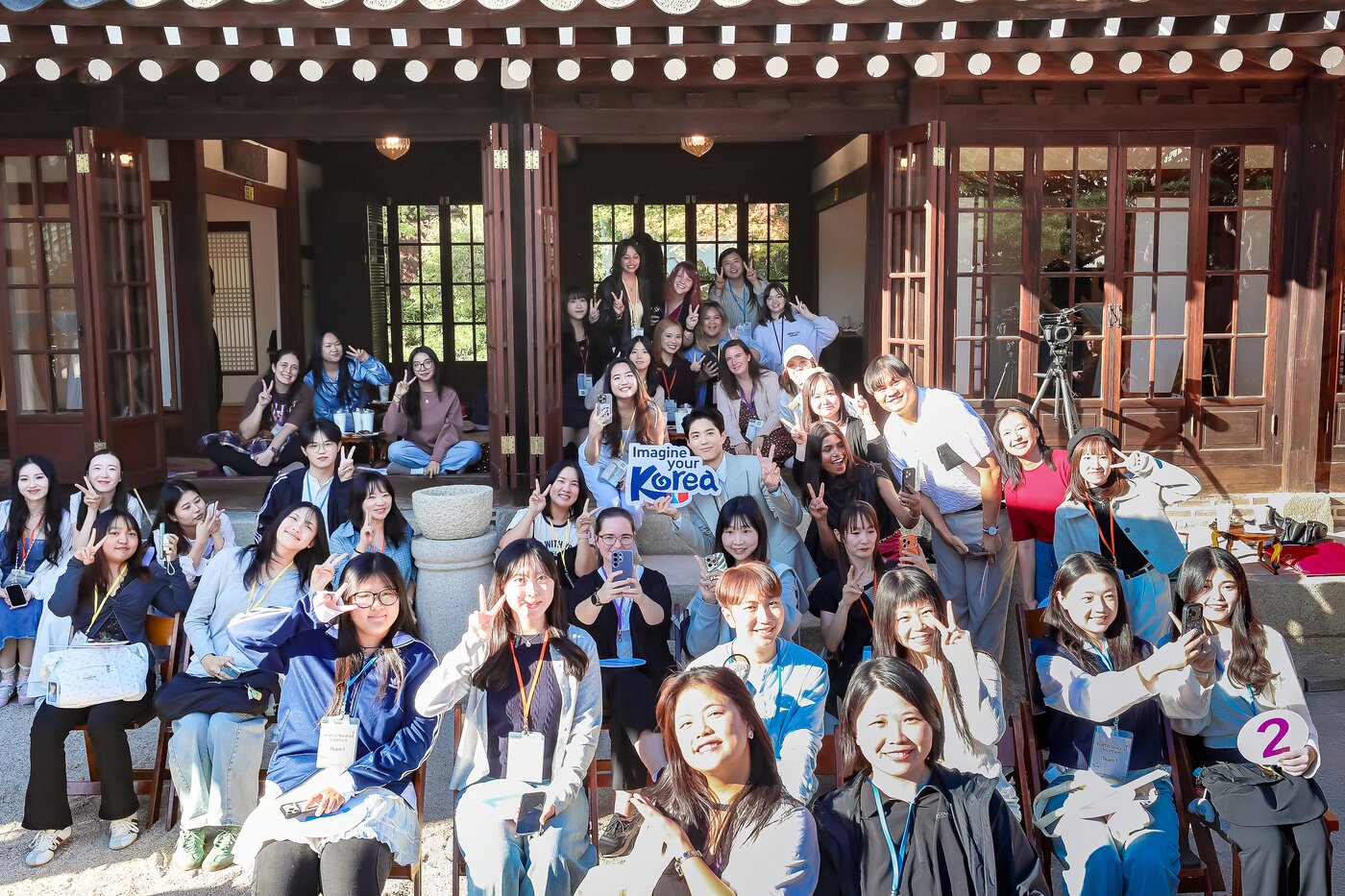 본문 이미지 - 코리아 사운드 저니 행사 참가자들이 한국관광 명예홍보대사 박보검과 함께 기념촬영을 하고 있다.(한국관광공사 제공)