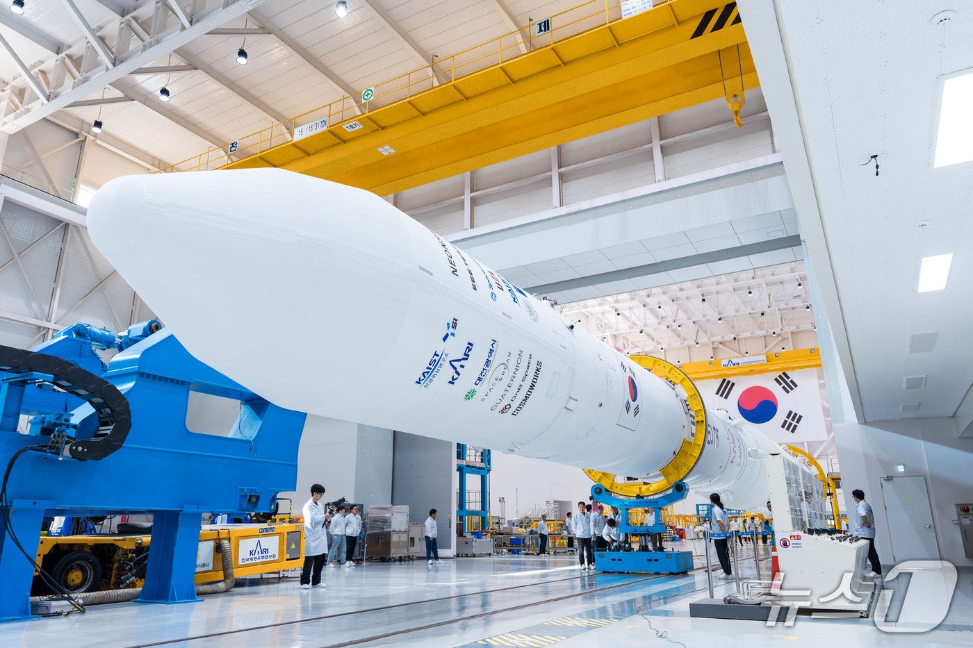 (서울=뉴스1) = 지난 5일 전남 고흥 나로우주센터 발사체 종합조립동에서 한국형발사체 '누리호' 발사대 이송 준비 작업이 진행되고 있다. (한국항공우주연구원 제공. 재판매 및 D …