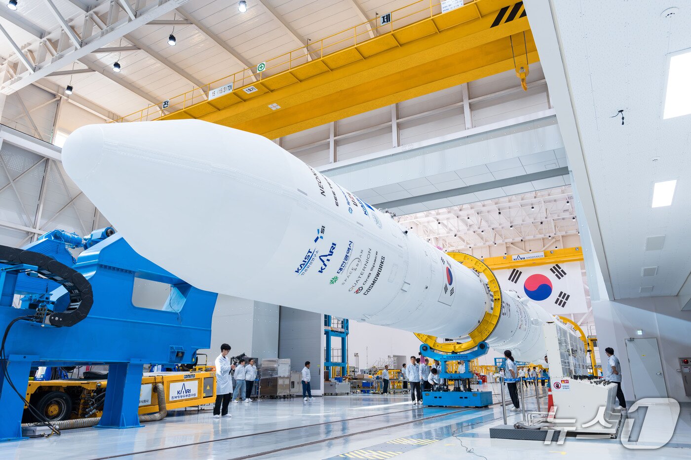 본문 이미지 - 지난 5일 전남 고흥 나로우주센터 발사체 종합조립동에서 한국형발사체 '누리호' 발사대 이송 준비 작업이 진행되고 있다. (한국항공우주연구원 제공. 재판매 및 DB 금지) 2026.10.6 ⓒ 뉴스1