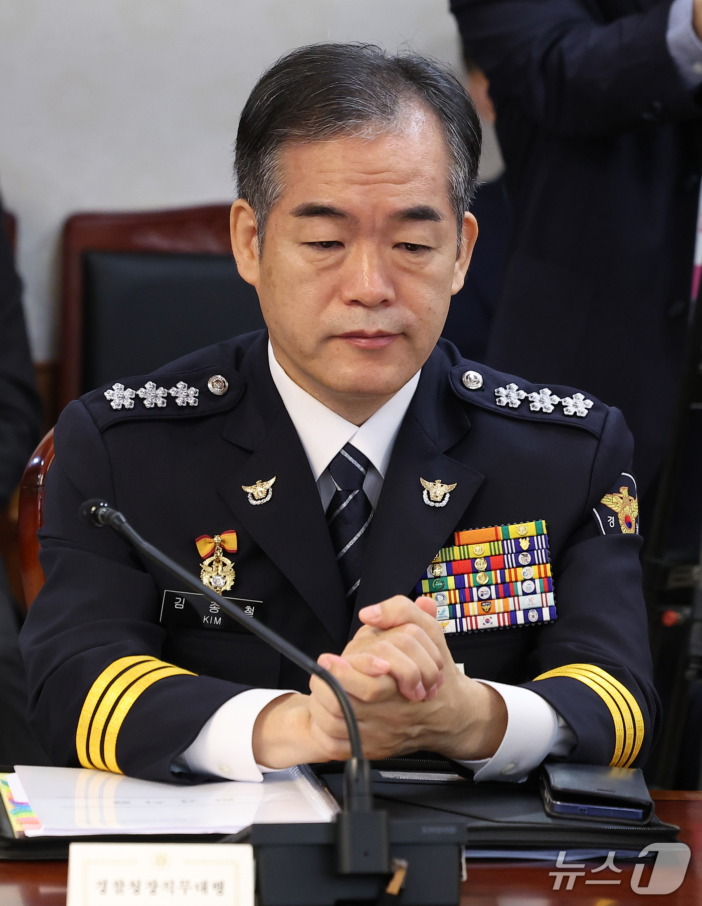 (서울=뉴스1) 김성진 기자 = 김종철 경찰청장 직무대행이 6일 서울 종로구 정부서울청사에서 열린 금융.공공기관 개인정보 유출 관련 회의에 참석해 자리하고 있다. 2026.10.6 …