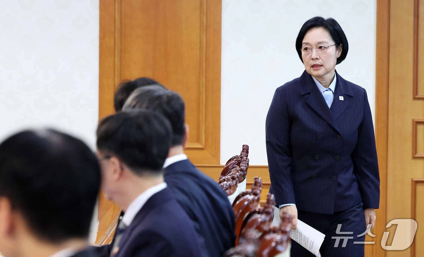 (서울=뉴스1) 김성진 기자 = 한성숙 국무총리가 6일 서울 종로구 정부서울청사에서 열린 금융.공공기관 개인정보 유출 관련 회의에 참석하고 있다. 2026.10.6/뉴스1
