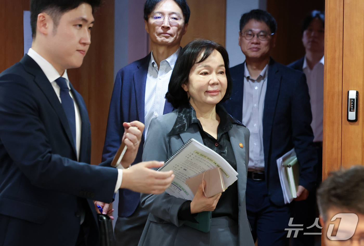(서울=뉴스1) 김성진 기자 = 송경희 개인정보보호위원장이 6일 서울 종로구 정부서울청사에서 열린 금융.공공기관 개인정보 유출 관련 회의에 참석하고 있다. 2026.10.6/뉴스1 …