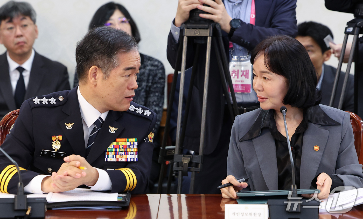 (서울=뉴스1) 김성진 기자 = 김종철 경찰청장 직무대행과 송경희 개인정보보호위원장이 6일 서울 종로구 정부서울청사에서 열린 금융.공공기관 개인정보 유출 관련 회의에서 대화하고 있 …