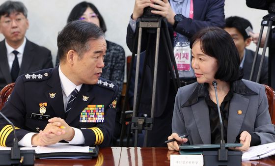 대화하는 김종철 경찰청장 직무대행·송경희 개인정보보호위원장