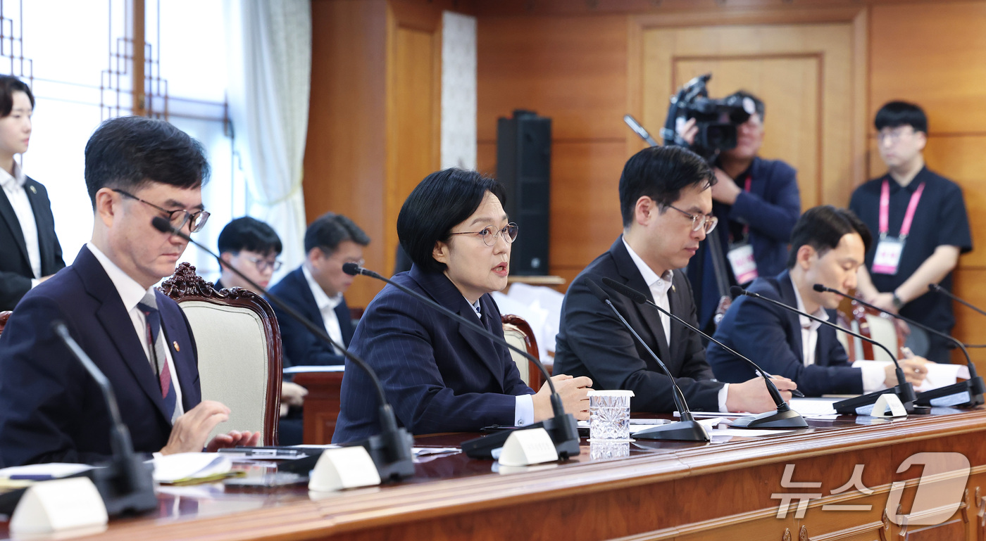 (서울=뉴스1) 김성진 기자 = 한성숙 국무총리가 6일 서울 종로구 정부서울청사에서 열린 금융.공공기관 개인정보 유출 관련 회의에서 모두발언을 하고 있다. 2026.10.6/뉴스1 …