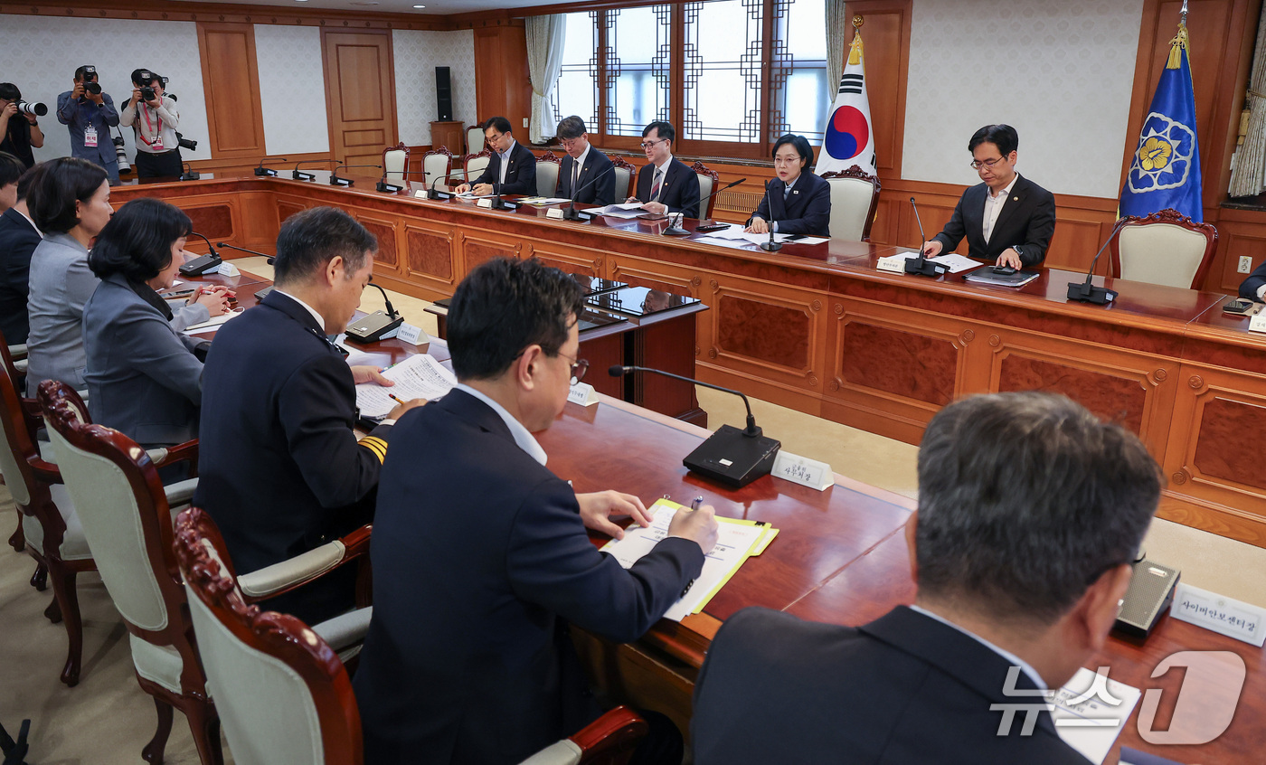 (서울=뉴스1) 김성진 기자 = 한성숙 국무총리가 6일 서울 종로구 정부서울청사에서 열린 금융.공공기관 개인정보 유출 관련 회의에서 모두발언을 하고 있다. 2026.10.6/뉴스1 …