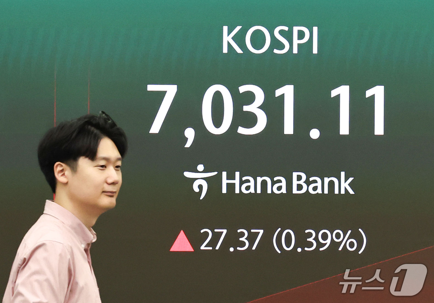 (서울=뉴스1) 이종수 기자 = 6일 오전 서울 중구 하나은행 딜링룸 전광판에 코스피 지수 등 시황이 표시되고 있다. 이날 코스피는 전 거래일(7003.74) 대비 0.58%(40 …