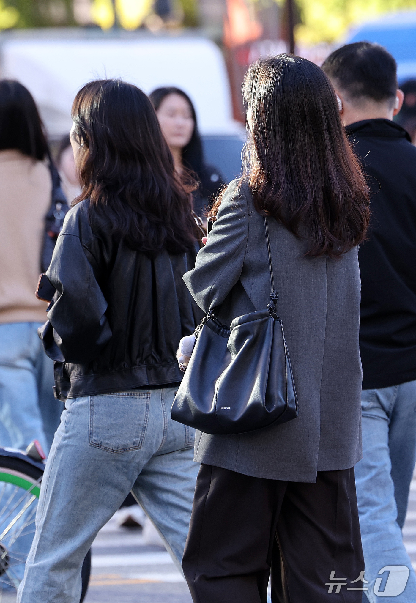 (서울=뉴스1) 박지혜 기자 = 쌀쌀한 가을 날씨를 보인 6일 오전 서울 종로구 광화문네거리에서 시민들이 몸을 움츠린 채 출근하고 있다. 2026.10.6/뉴스1