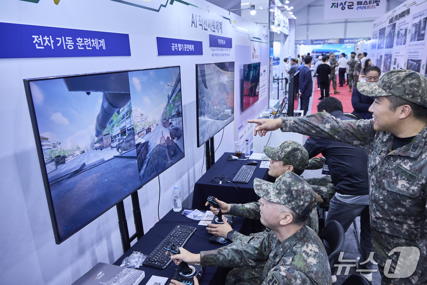 (서울=뉴스1) = SK텔레콤은 지난 1일부터 5일까지 충남 계룡시 계룡대 활주로에서 열린 ‘2026 지상군페스티벌’에 참가해 AI와 통신 기술을 기반으로 한 국방 AX 기술을 선 …