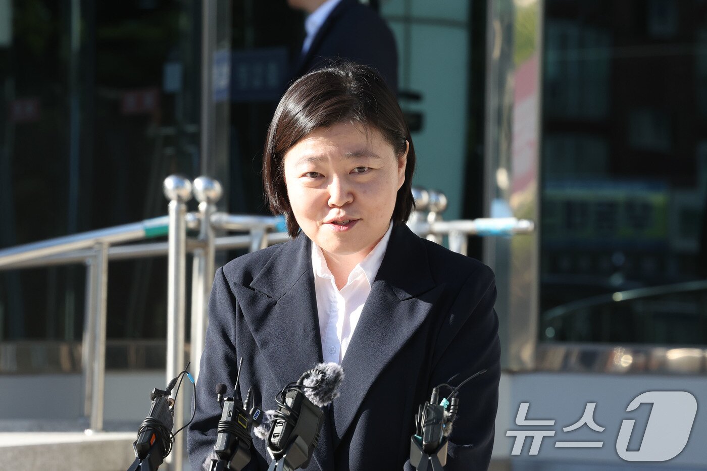 본문 이미지 - 임은정 광주지방중대범죄수사청장이 6일 오전 전남광주 북구 중흥동 청사에서 도어스테핑하며 취재진의 질문에 답하고 있다. 2026.10.6 ⓒ 뉴스1 박지현 기자