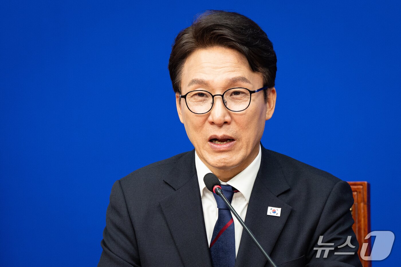 본문 이미지 - 김민석 더불어민주당 대표가 6일 서울 여의도 국회에서 송치용 신임 사회민주당 대표를 접견하고 있다. 2026.10.6 ⓒ 뉴스1 유승관 기자