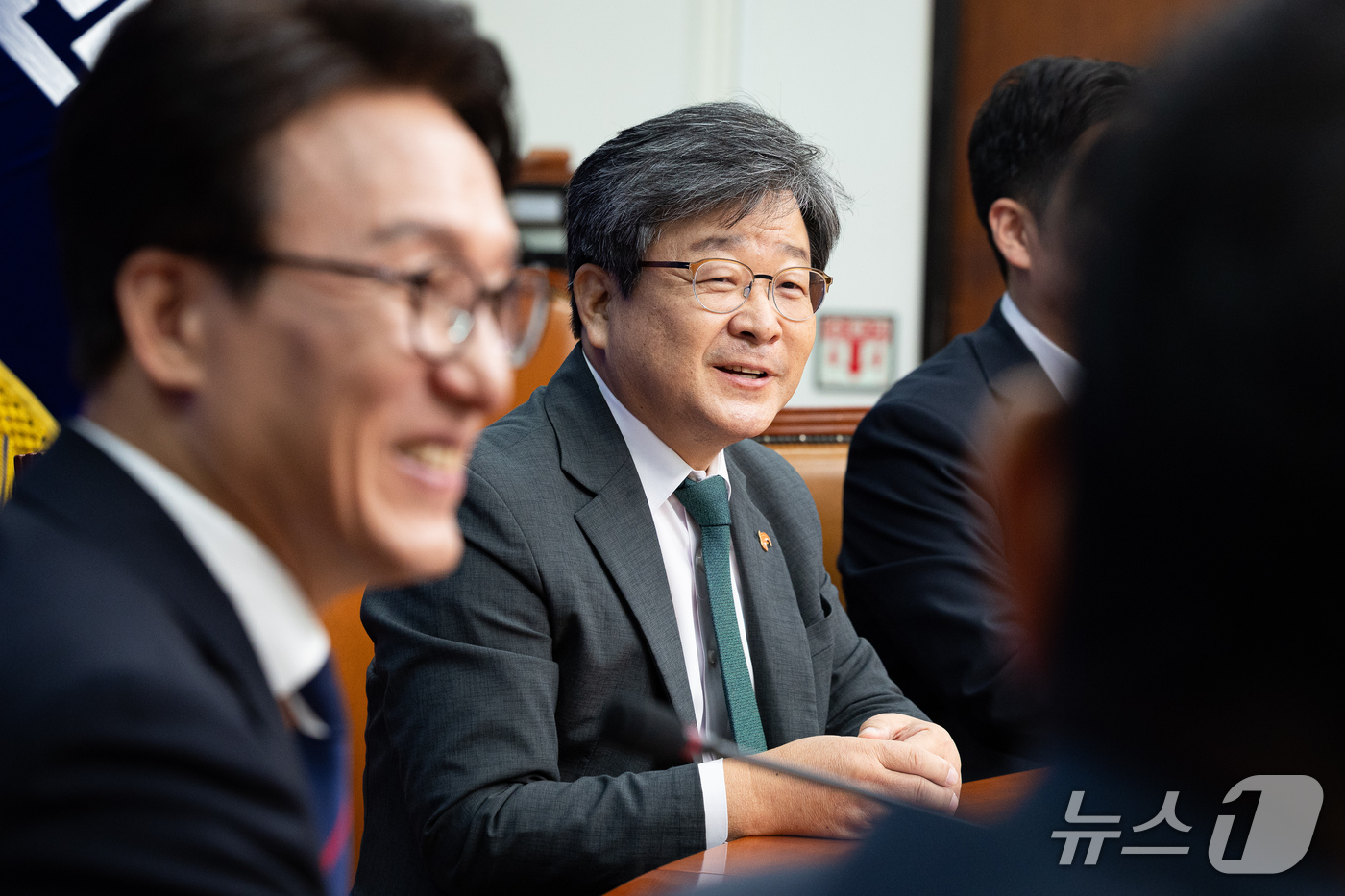 (서울=뉴스1) 유승관 기자 = 송치용 신임 사회민주당 대표가 6일 서울 여의도 국회에서 김민석 더불어민주당 대표를 예방하고 있다. 2026.10.6/뉴스1