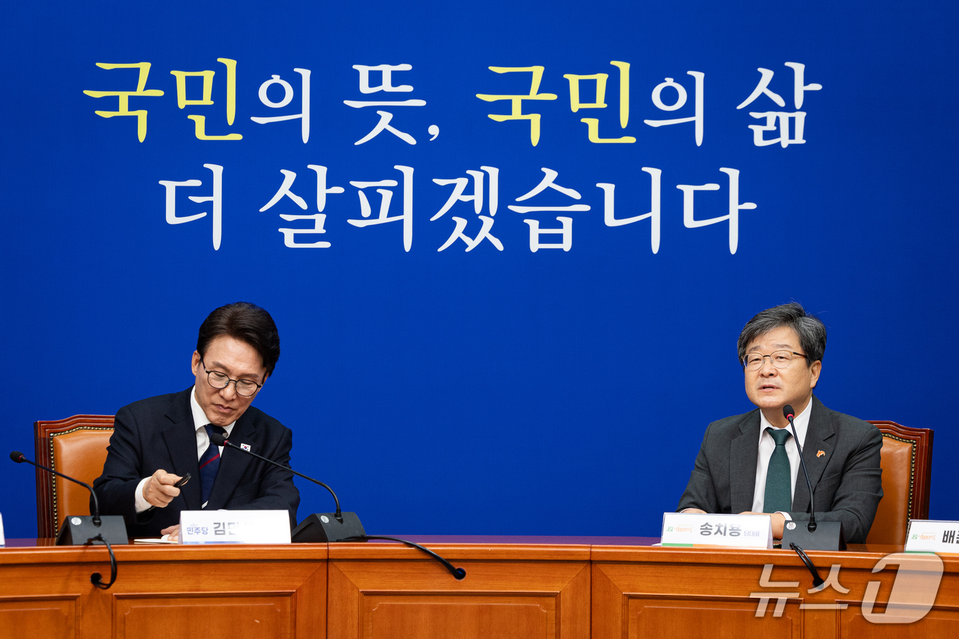 (서울=뉴스1) 유승관 기자 = 송치용 신임 사회민주당 대표가 6일 서울 여의도 국회에서 김민석 더불어민주당 대표를 예방하고 있다. 2026.10.6/뉴스1