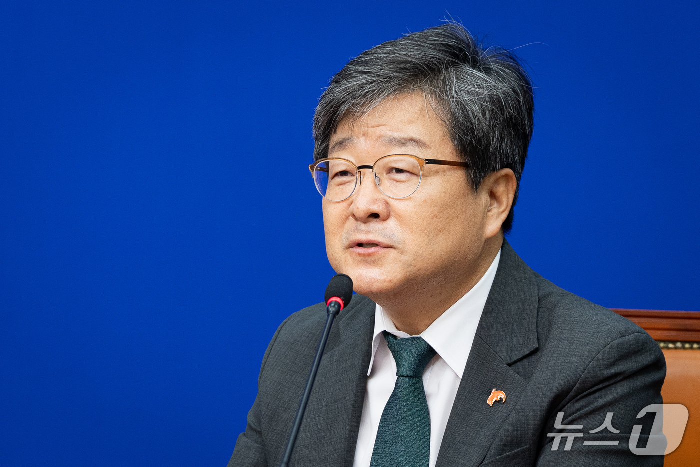 (서울=뉴스1) 유승관 기자 = 송치용 신임 사회민주당 대표가 6일 서울 여의도 국회에서 김민석 더불어민주당 대표를 예방하고 있다. 2026.10.6/뉴스1