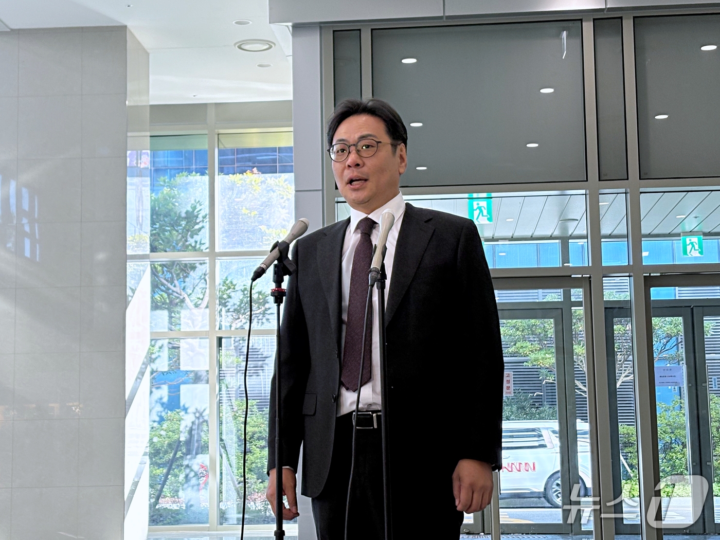 (부산=뉴스1) 박서현 기자 = 김기욱 초대 부산지방중대범죄수사청장이 6일 오전 부산 강서구 명지동 부산중수청 청사에서 첫 출근길 도어스테핑을 하고 있다.  2026.10.6/뉴스 …