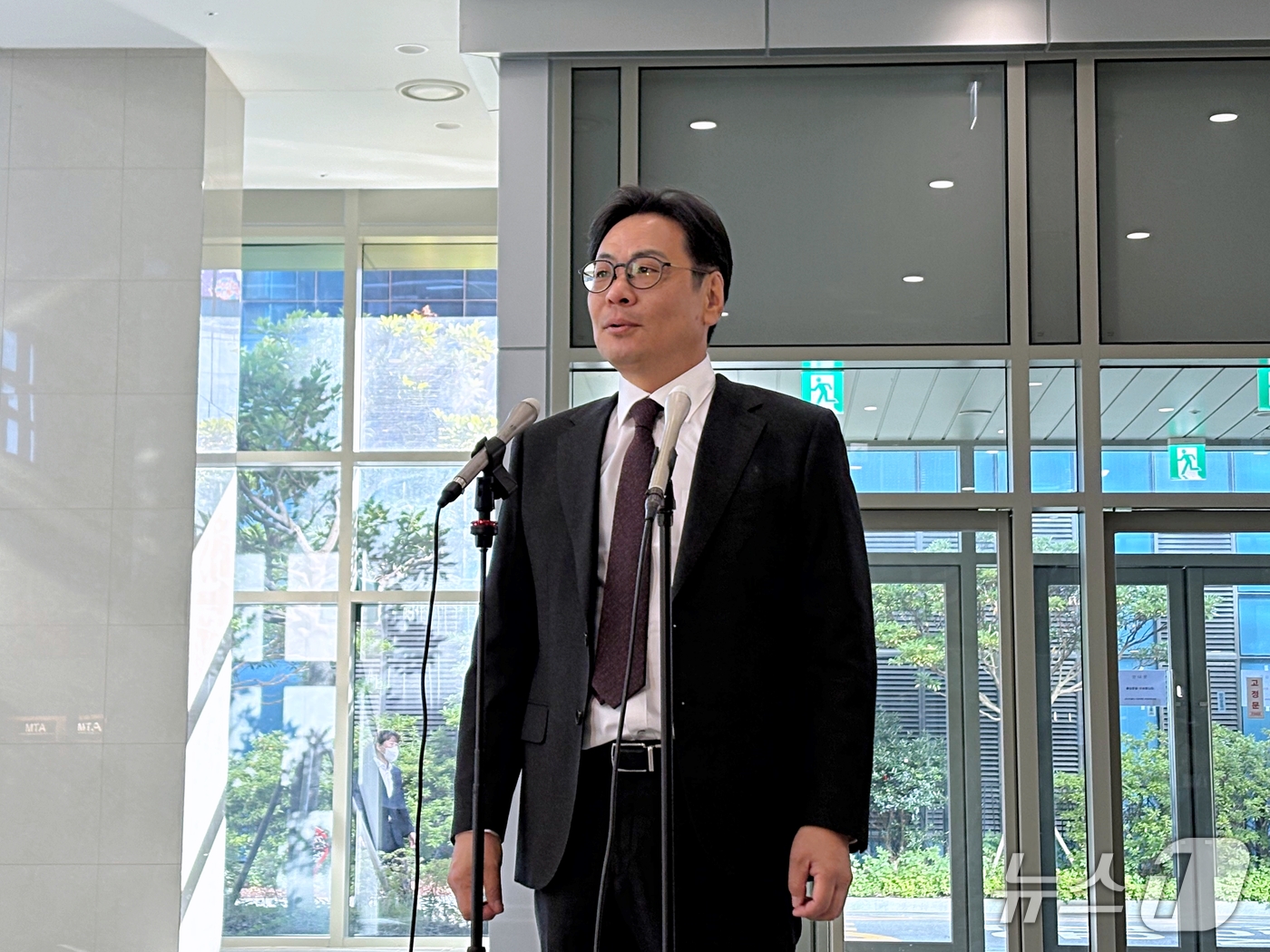 (부산=뉴스1) 박서현 기자 = 김기욱 초대 부산지방중대범죄수사청장이 6일 오전 부산 강서구 명지동 부산중수청 청사에서 첫 출근길 도어스테핑을 하고 있다.  2026.10.6/뉴스 …